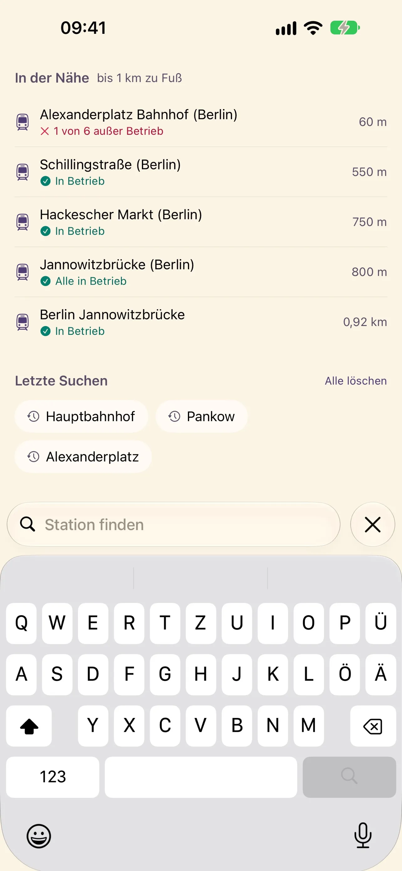 iPhone: Stationen in der Nähe mit Entfernung und Aufzugstatus.